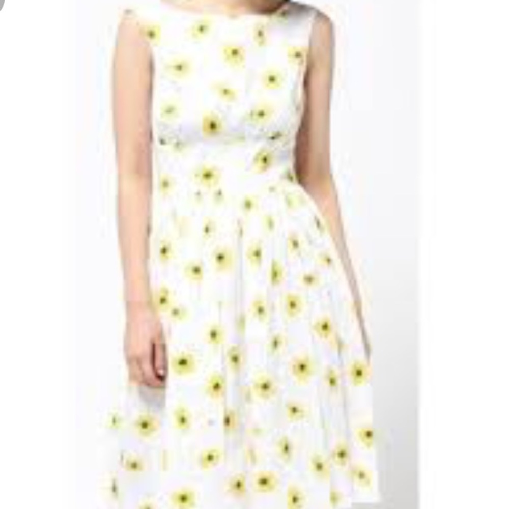Lovely and flattering kate spade sunflower dress